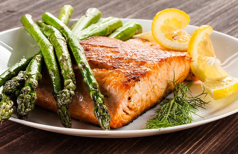 Grilled salmon with lemon and asparagus